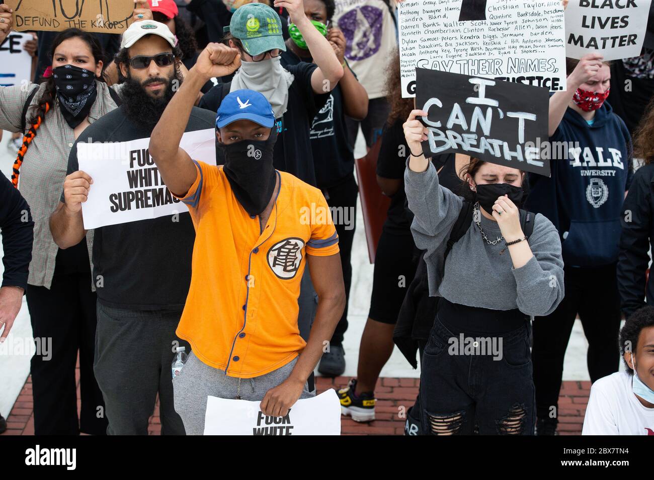 Providence, Stati Uniti. 05 giugno 2020. I dimostranti marciano pacificamente per una protesta contro la questione Black Lives a Providence, Rhode Island, venerdì 5 giugno 2020. In tutto il paese sono scoppiati proteste pacifiche e disordini civili in risposta all'uccisione di George Floyd da parte della polizia a Minneapolis il 25 maggio. Foto di Matthew Healey/UPI Credit: UPI/Alamy Live News Foto Stock