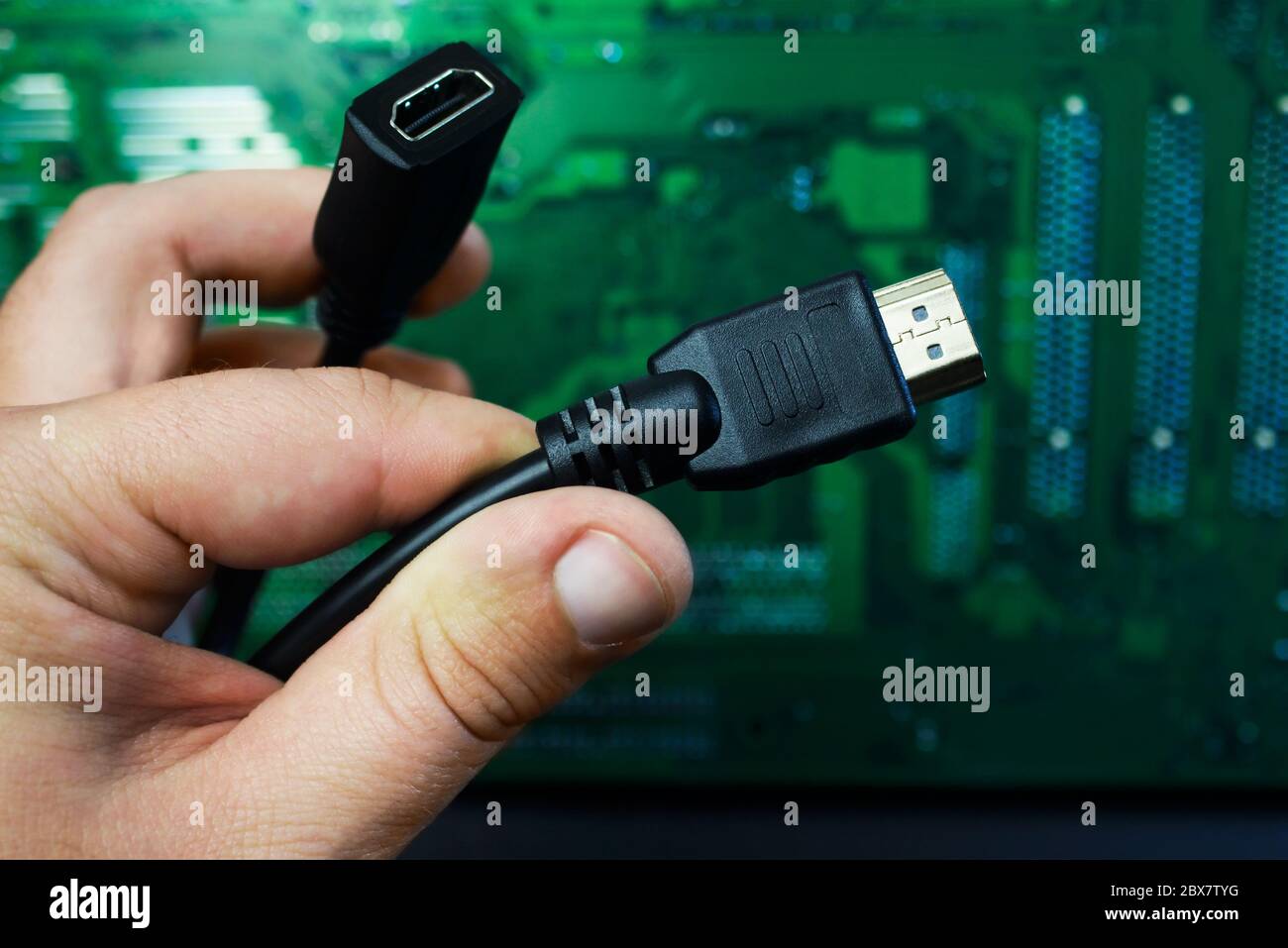 La prima persona deve vedere il cavo HDMI sulla scheda del circuito del computer. Foto Stock