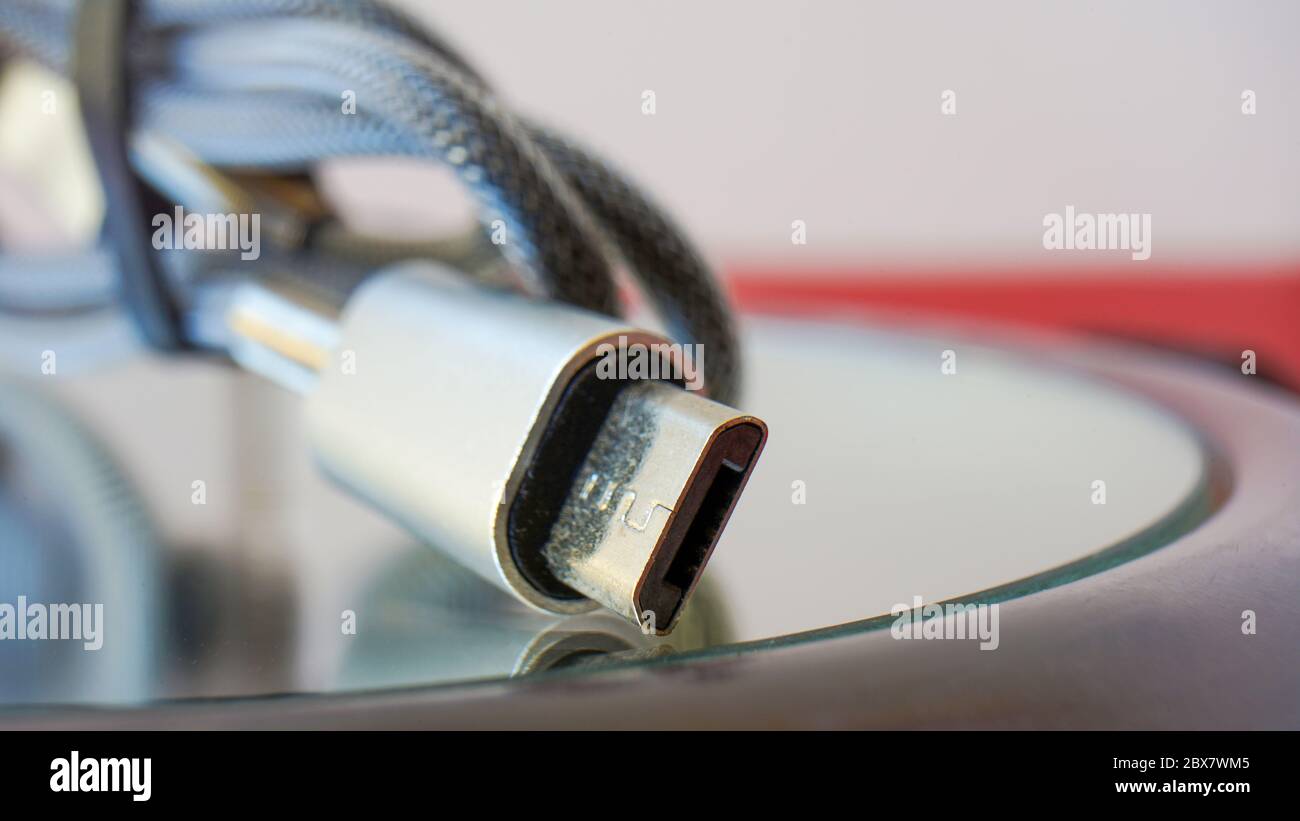 Chiudere il cavo del caricabatteria USB Foto Stock