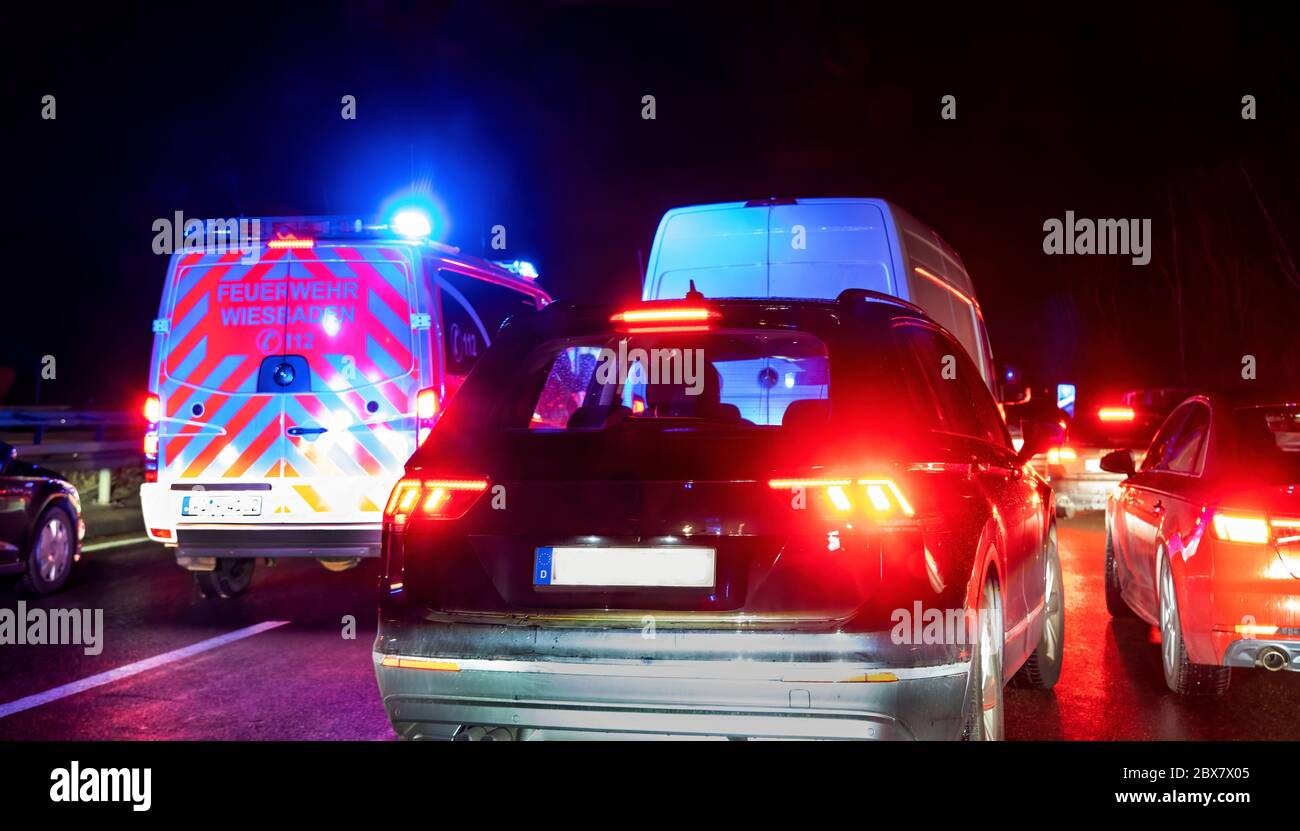 Autostrada A3, Germania, 03/01/2020: Ingorgo stradale dovuto a incidente su strada bagnata. I veicoli formano una corsia di emergenza per un camion antincendio. Foto Stock