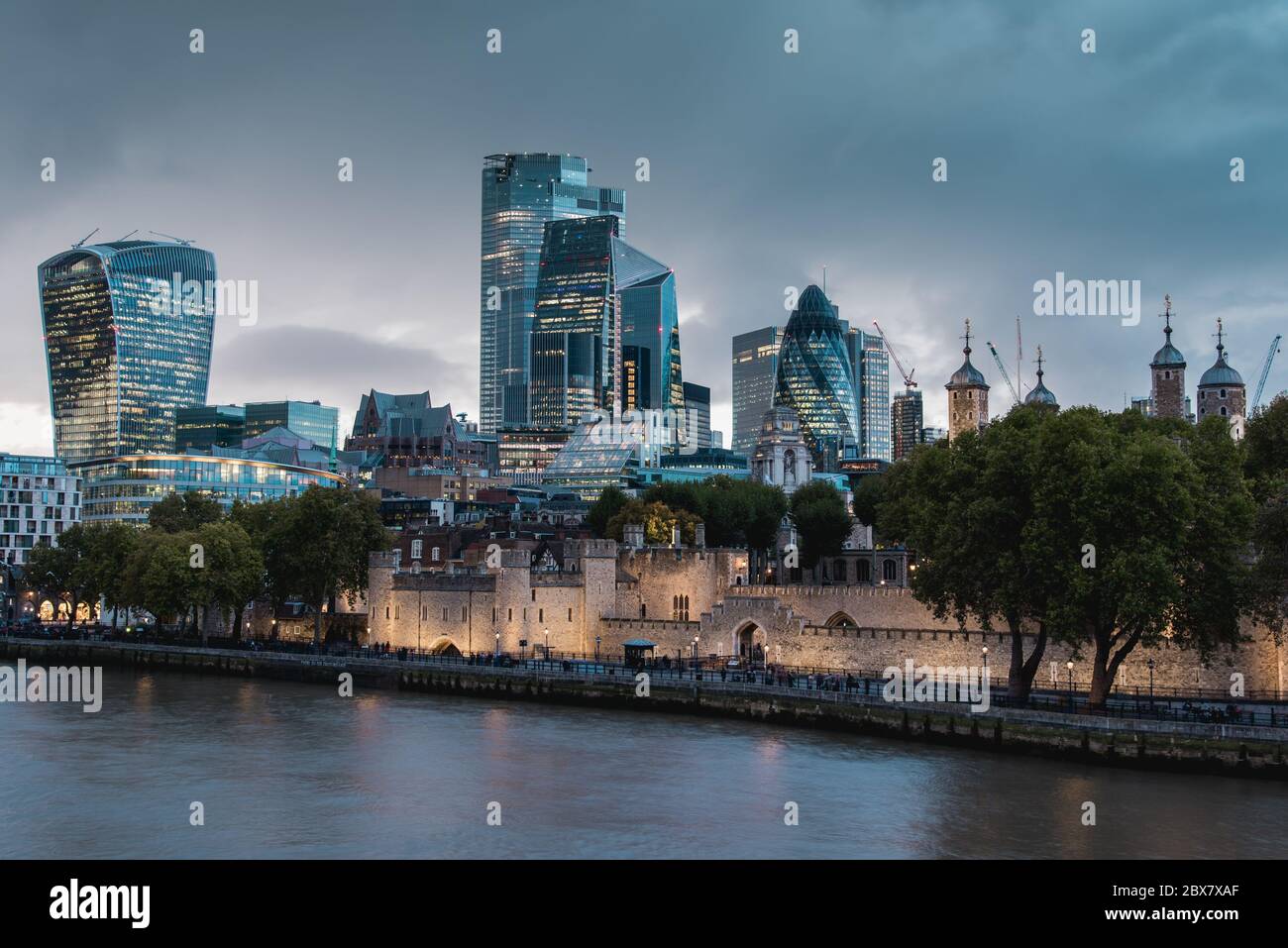 Città del quartiere di Londra e Torre del Palazzo reale di Londra Foto Stock
