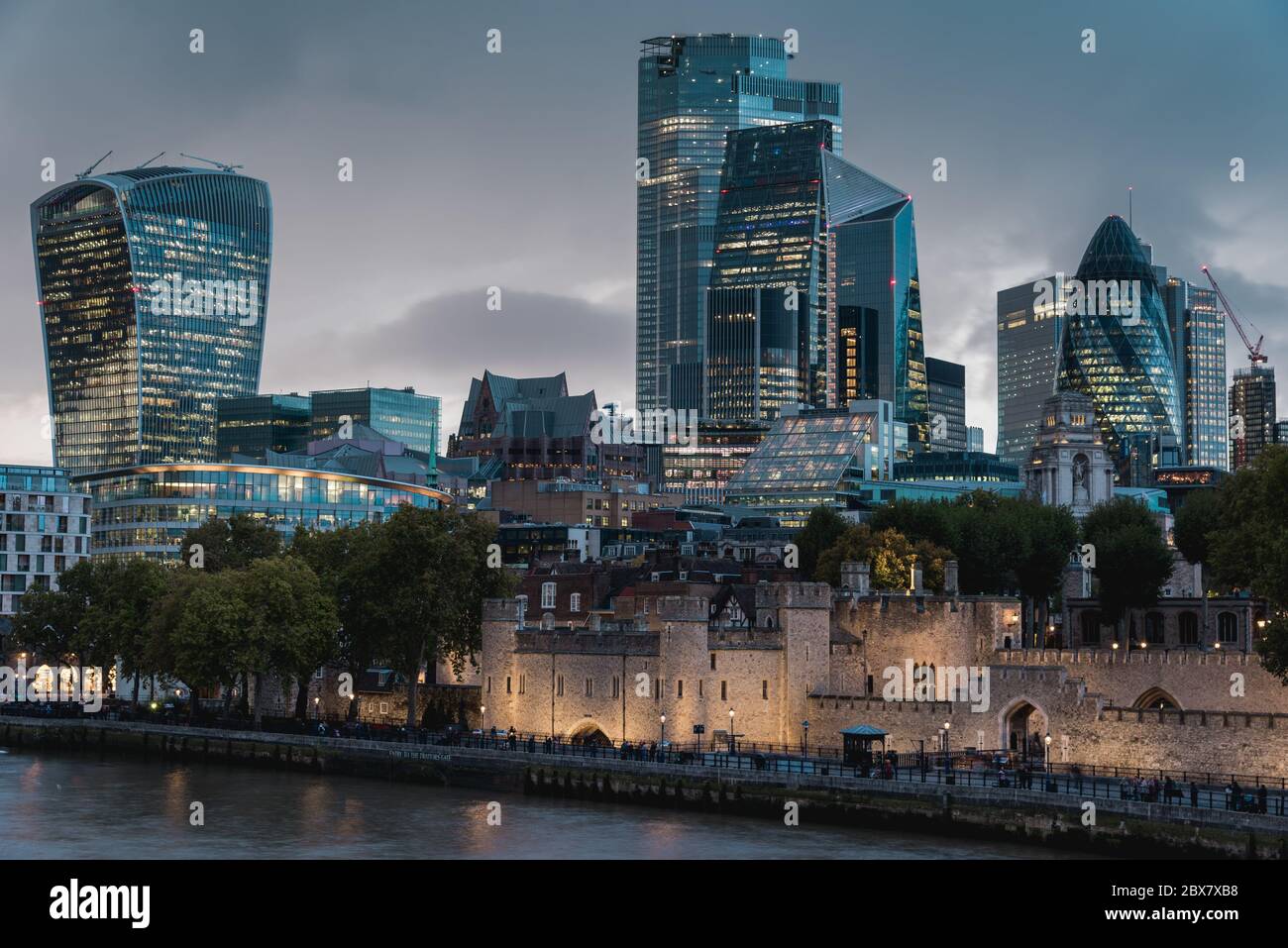 Città del quartiere di Londra e Torre del Palazzo reale di Londra Foto Stock