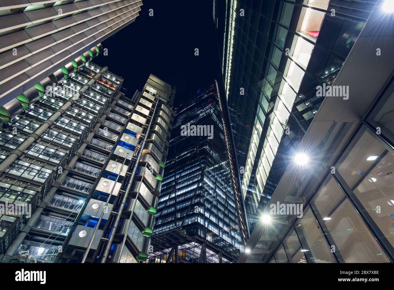 Edifici moderni per uffici di notte nella città di Londra, Regno Unito Foto Stock