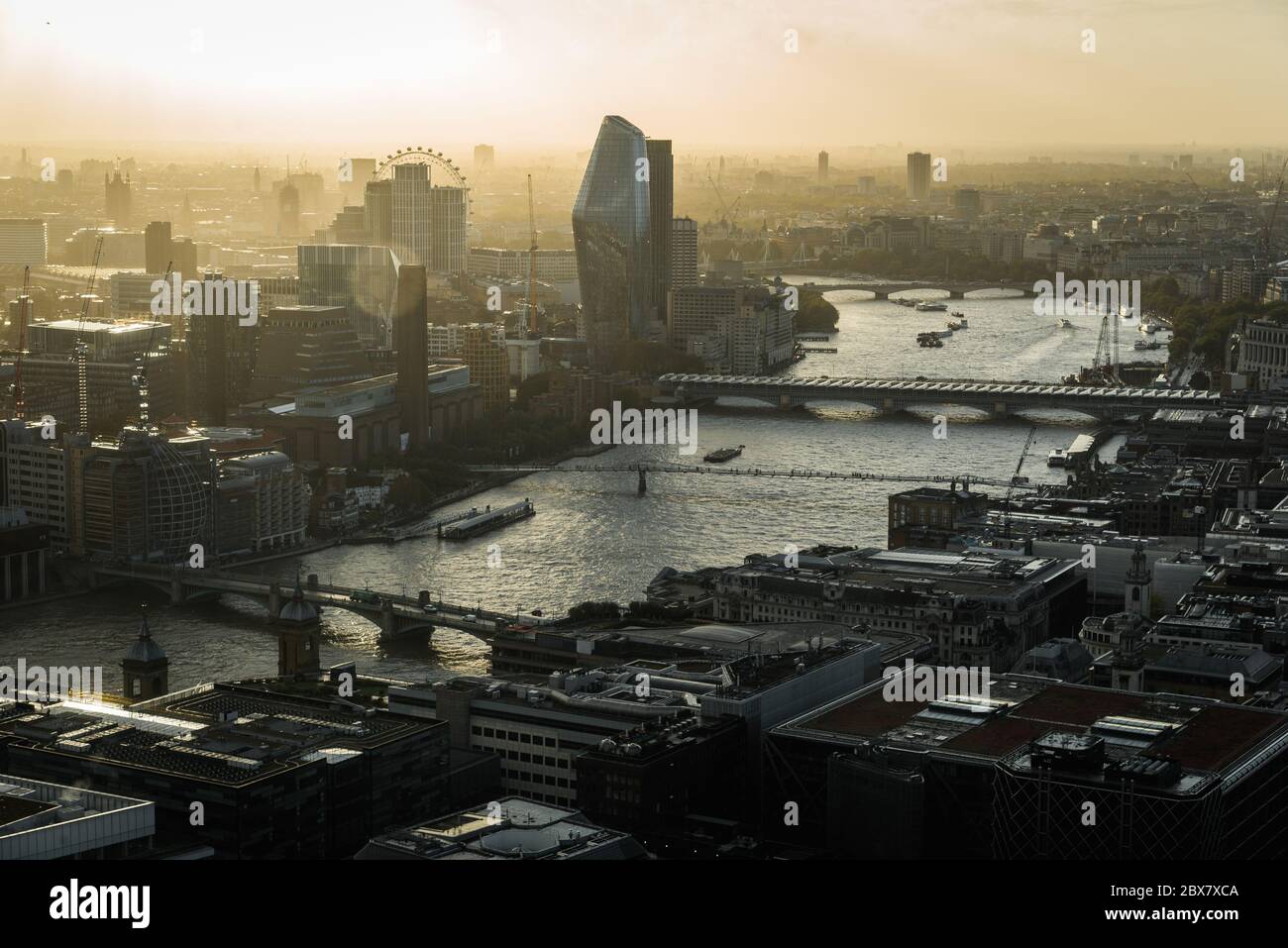 Vista della città di Londra e del Tamigi al tramonto Foto Stock