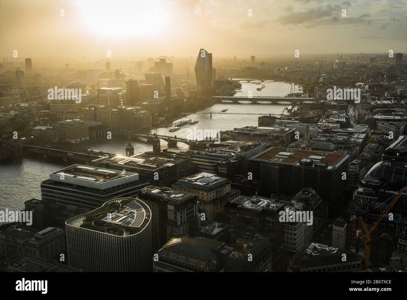 Vista della città di Londra e del Tamigi al tramonto Foto Stock