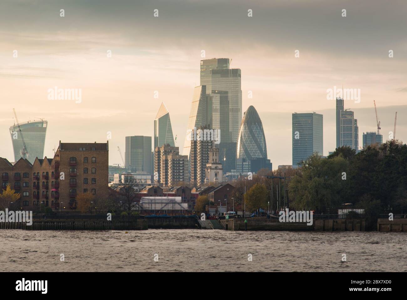 Vista della città di Londra con i famosi edifici sul Tamigi Foto Stock