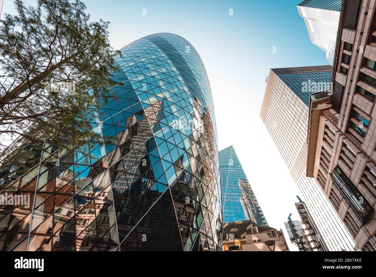 L'iconico edificio 30 St Mary Axe (il Gherkin) nella città di Londra Foto Stock