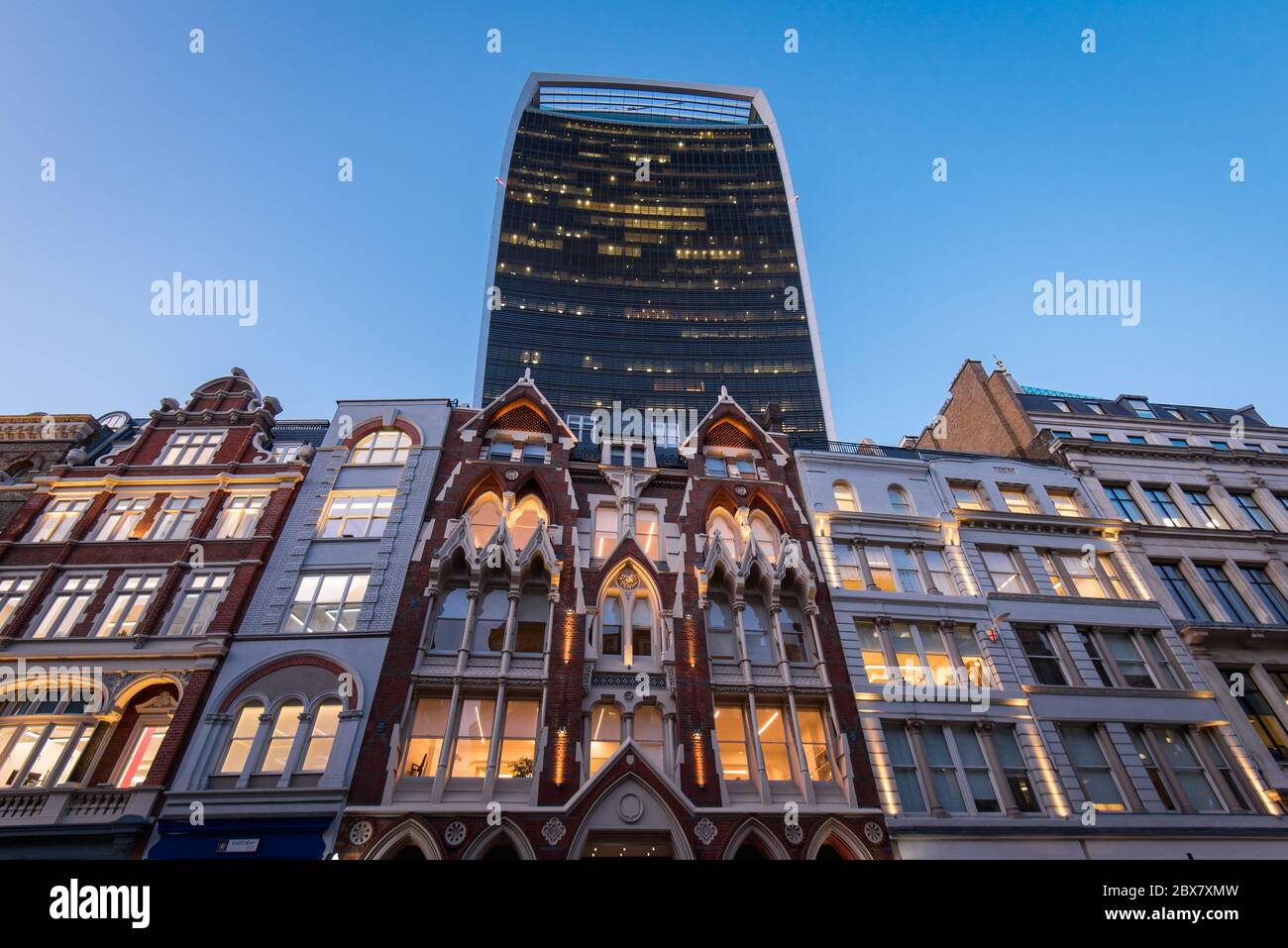 L'edificio Walkie Talkie sorge sopra gli edifici britannici di vecchia architettura a Londra, Regno Unito Foto Stock
