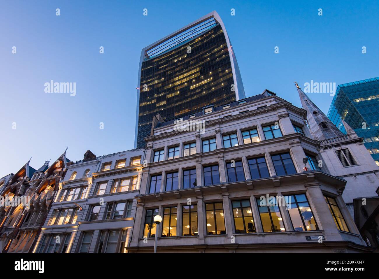 L'edificio Walkie Talkie sorge sopra gli edifici britannici di vecchia architettura a Londra, Regno Unito Foto Stock