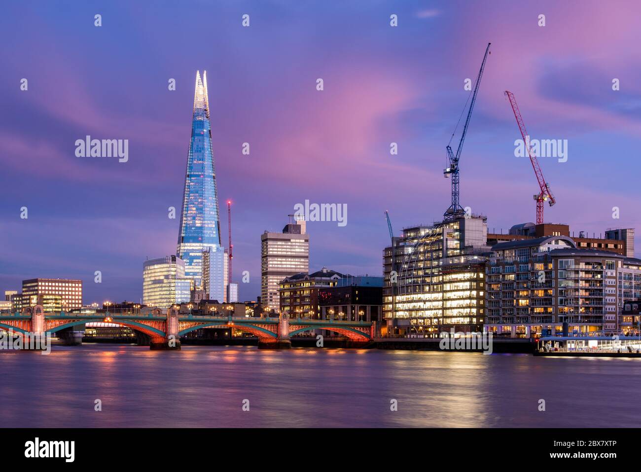 Colorata vista al tramonto a Londra con Southwark Bridge e The Shard Foto Stock