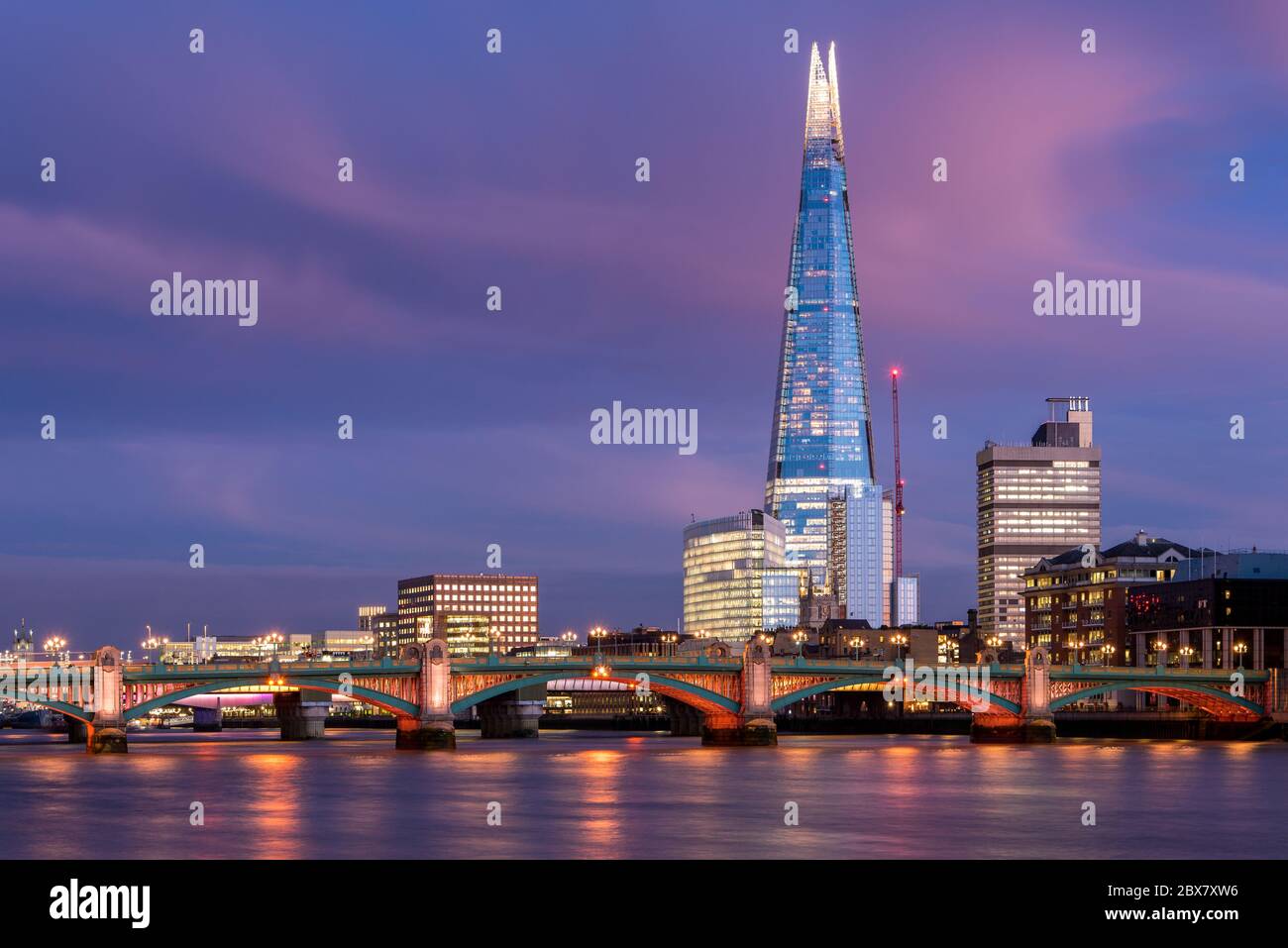 Colorata vista al tramonto a Londra con Southwark Bridge e The Shard Foto Stock
