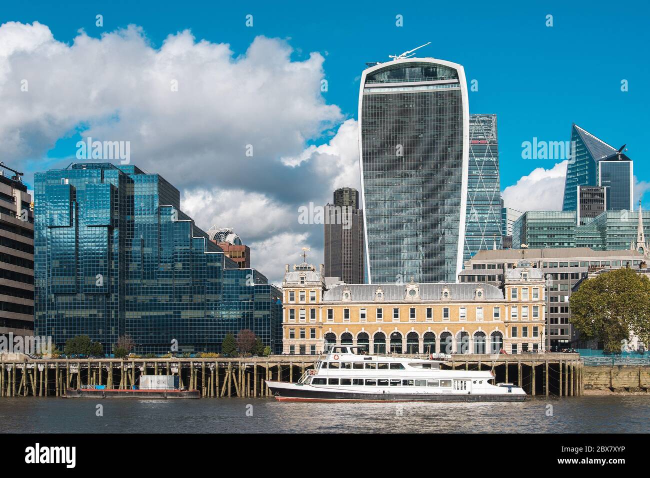 Vista della città del quartiere di Londra con Walkie Talkie e una barca sul Tamigi Foto Stock