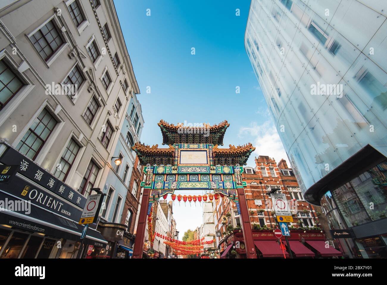 Londra, UK - 19 ottobre 2019: Ingresso alla zona di Chinatown, una popolare destinazione turistica di Londra. Foto Stock