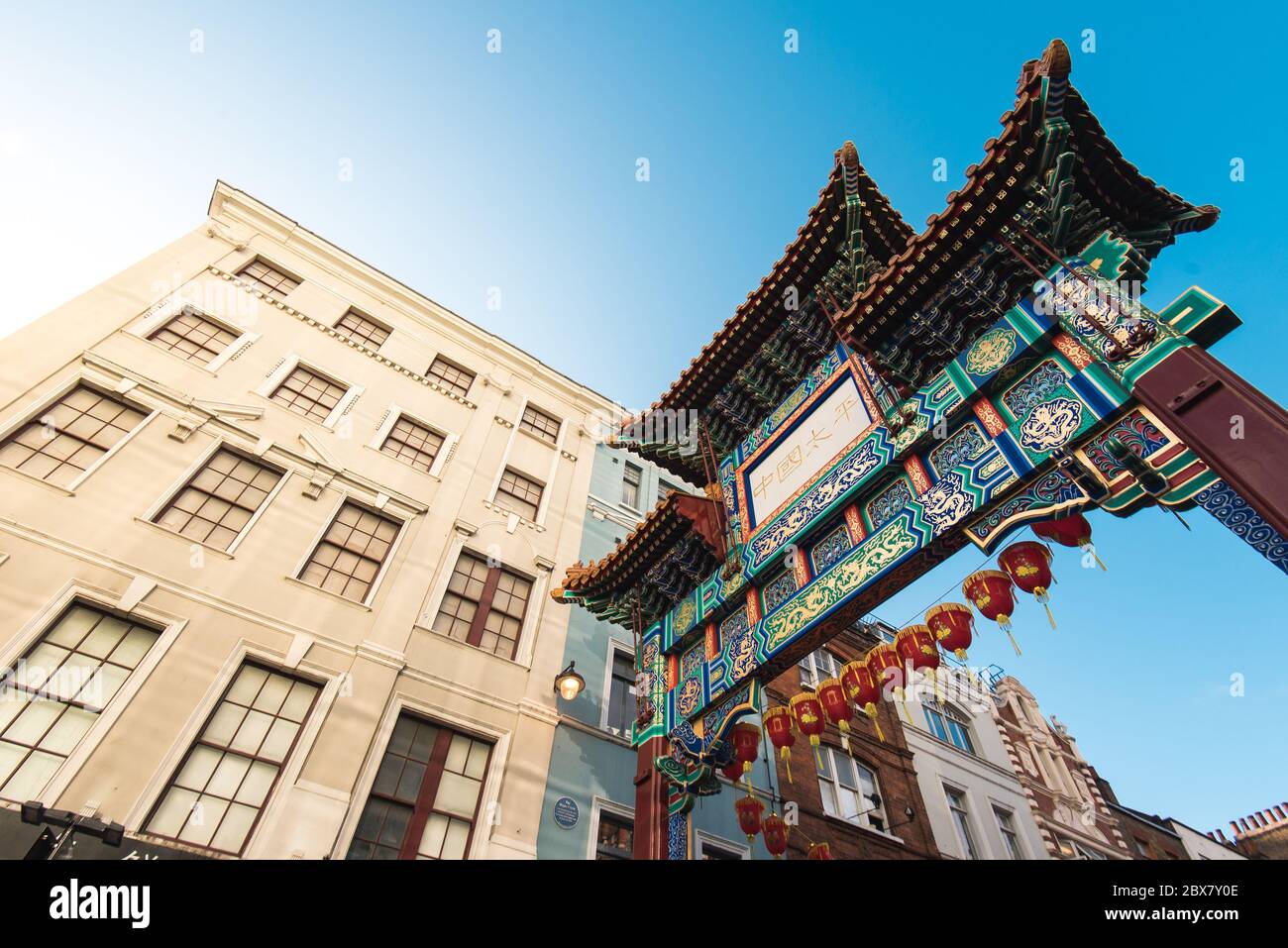 Londra, UK - 19 ottobre 2019: Ingresso alla zona di Chinatown, una popolare destinazione turistica di Londra. Foto Stock