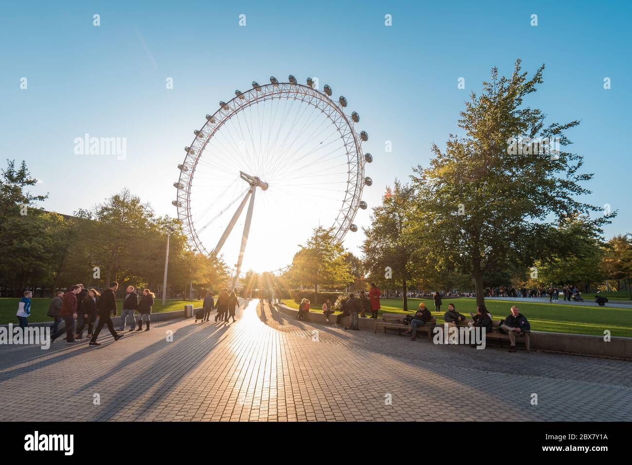 Londra, UK - 19 ottobre 2019: Vista della ruota panoramica del Coca-Cola London Eye dal parco Jubilee durante il tramonto. Foto Stock