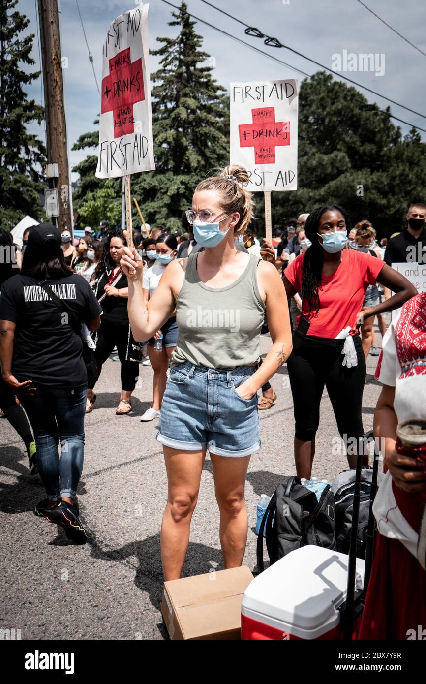 Minneapolis, Minnesota / USA - Giugno 04 2020: I manifestanti Black Lives Matter forniscono pronto soccorso, maschere e acqua al George Floyd Family Memorial Servi Foto Stock