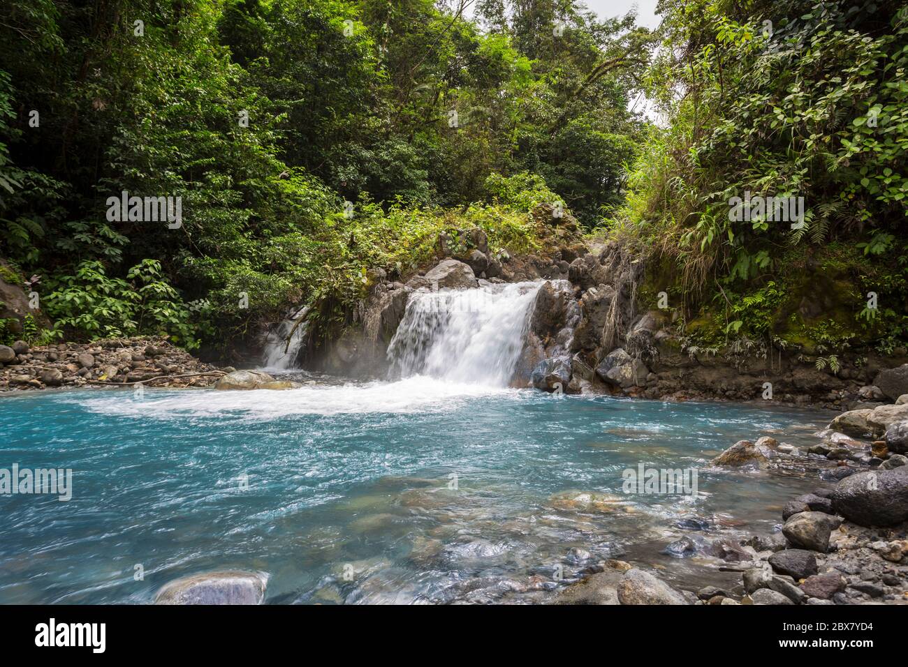 Aguilar Blue Waterfall, Sensoria, riserva tropicale della foresta pluviale, Rincon de la Vieja, Provincia de Alajuela, Costa Rica Foto Stock