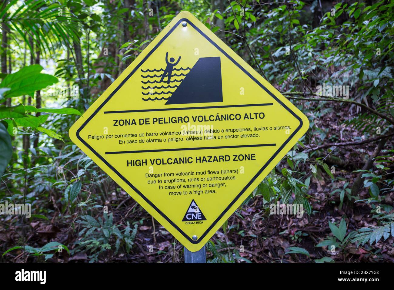 Cartello segnaletico di alto rischio vulcanico, Sensoria, riserva tropicale della foresta pluviale, Rincon de la Vieja, Provincia de Alajuela, Costa Rica Foto Stock