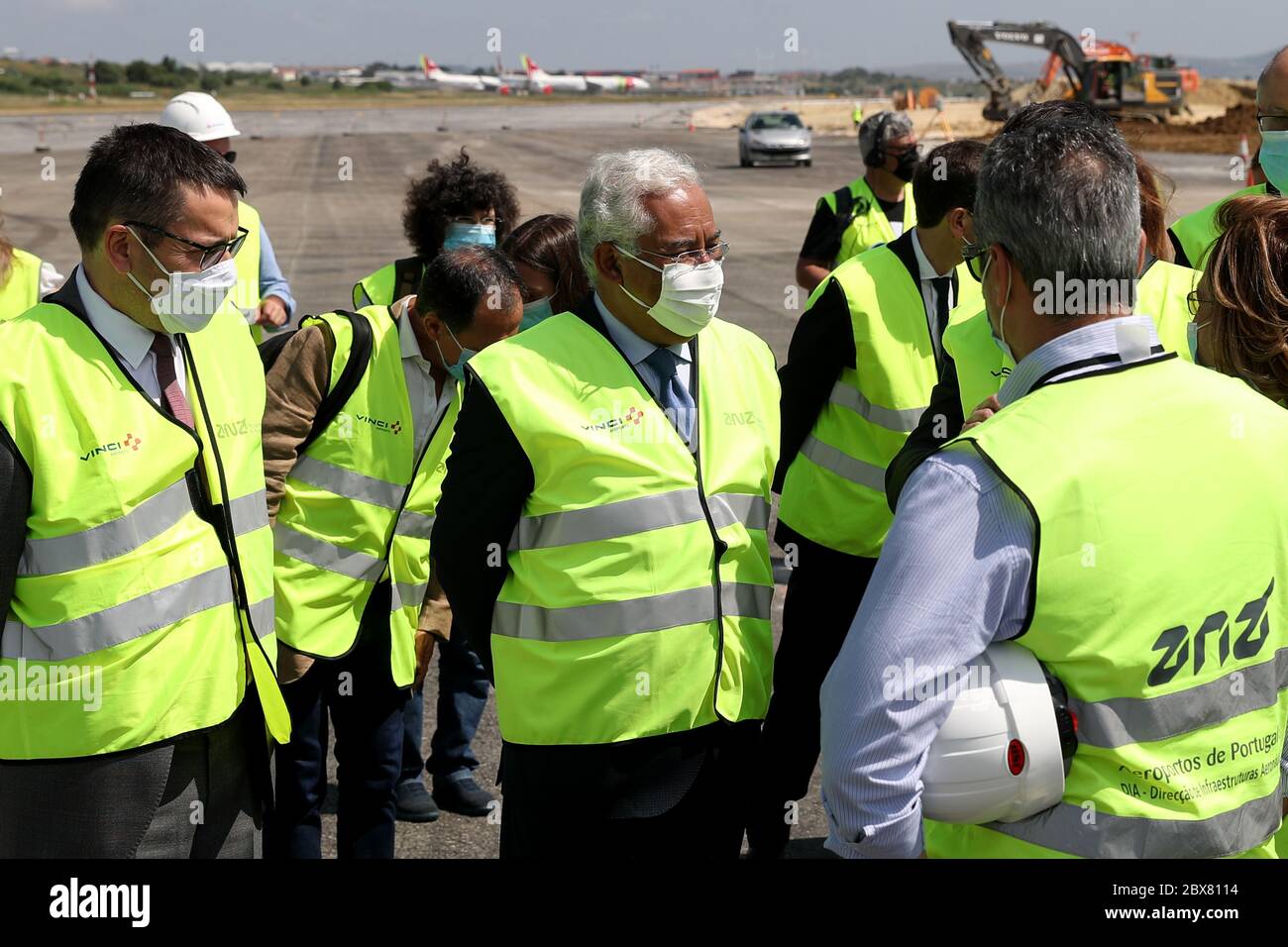 Lisbona, Portogallo. 5 Giugno 2020. Il primo ministro portoghese Antonio Costa (C) visita l'aeroporto di Humberto Delgado a Lisbona, Portogallo, il 5 giugno 2020. Antonio Costa ha annunciato venerdì che le rotte del traffico aereo saranno riprese a partire dal giugno 15 con tutte le norme di igiene e sicurezza garantite dagli aeroporti portoghesi. Credit: Pedro Feuza/Xinhua/Alamy Live News Foto Stock