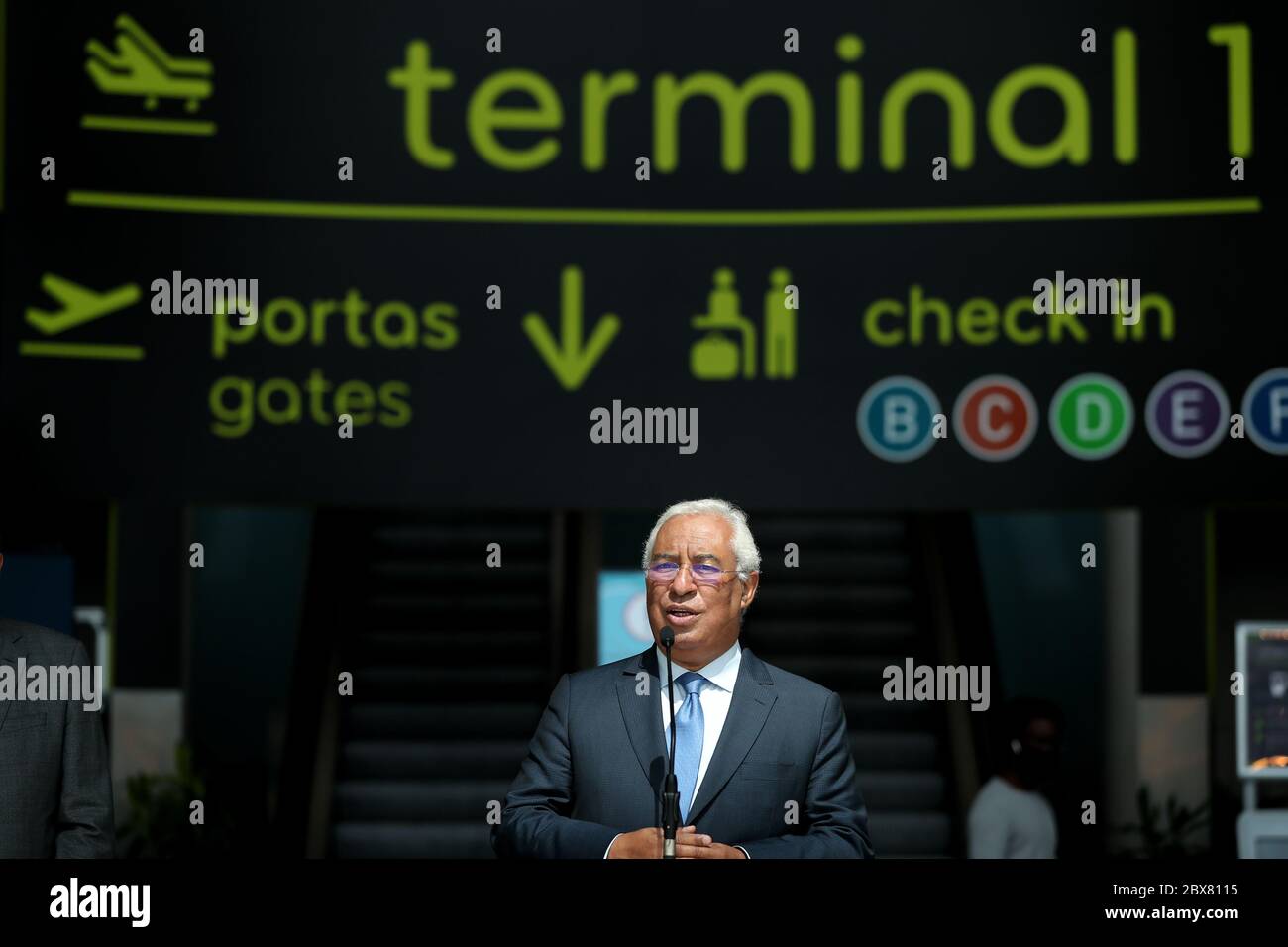 Lisbona, Portogallo. 5 Giugno 2020. Il primo ministro portoghese Antonio Costa parla ai giornalisti all'aeroporto Humberto Delgado di Lisbona, Portogallo, il 5 giugno 2020. Antonio Costa ha annunciato venerdì che le rotte del traffico aereo saranno riprese a partire dal giugno 15 con tutte le norme di igiene e sicurezza garantite dagli aeroporti portoghesi. Credit: Pedro Feuza/Xinhua/Alamy Live News Foto Stock