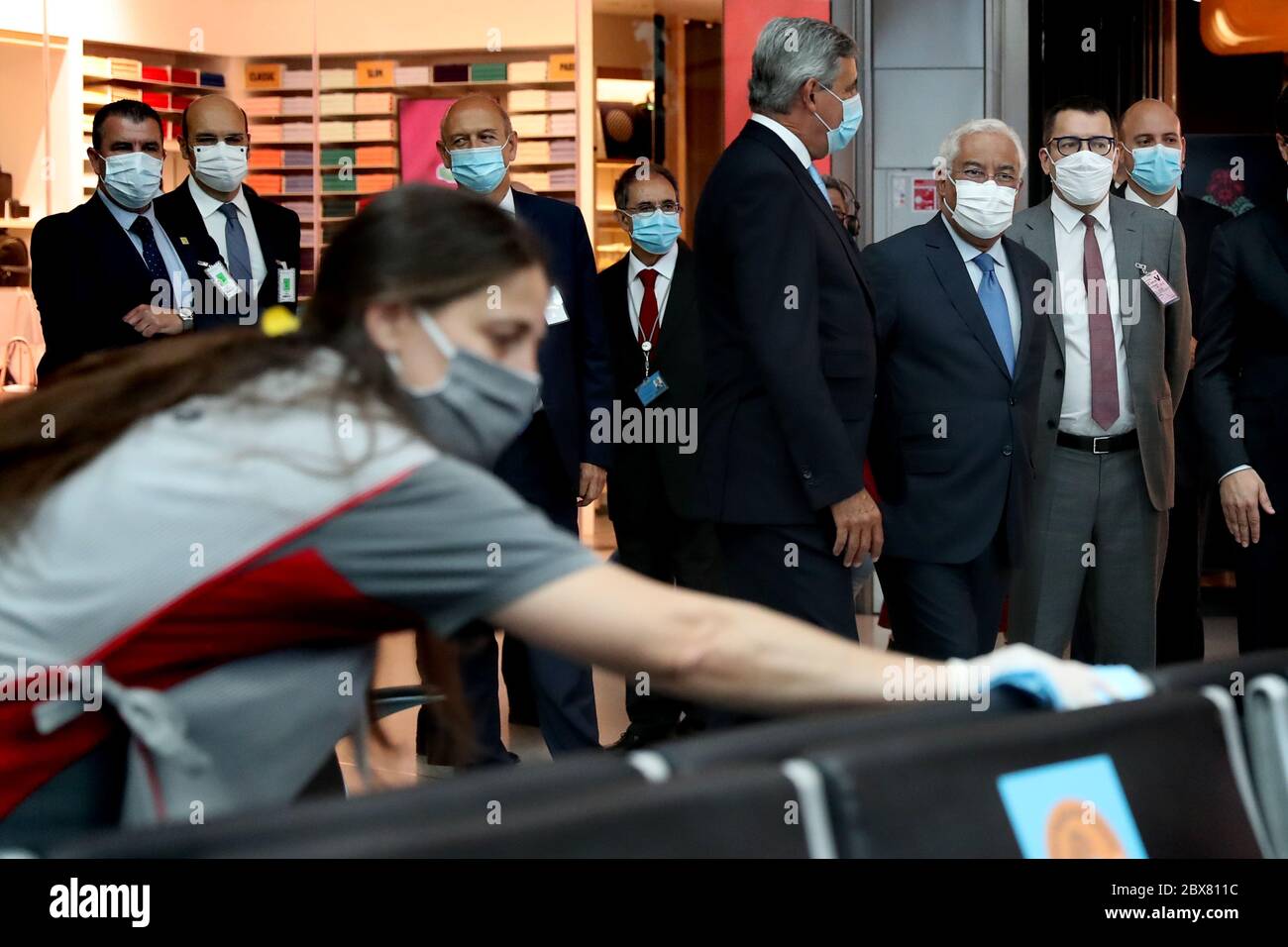 Lisbona, Portogallo. 5 Giugno 2020. Il primo ministro portoghese Antonio Costa (3° R) visita l'aeroporto di Humberto Delgado a Lisbona, Portogallo, il 5 giugno 2020. Antonio Costa ha annunciato venerdì che le rotte del traffico aereo saranno riprese a partire dal giugno 15 con tutte le norme di igiene e sicurezza garantite dagli aeroporti portoghesi. Credit: Pedro Feuza/Xinhua/Alamy Live News Foto Stock