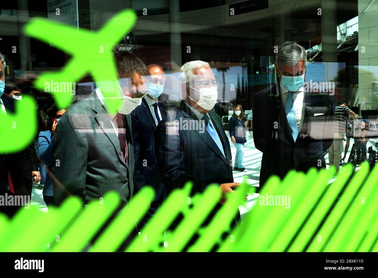 Lisbona, Portogallo. 5 Giugno 2020. Il primo ministro portoghese Antonio Costa (C) visita l'aeroporto di Humberto Delgado a Lisbona, Portogallo, il 5 giugno 2020. Antonio Costa ha annunciato venerdì che le rotte del traffico aereo saranno riprese a partire dal giugno 15 con tutte le norme di igiene e sicurezza garantite dagli aeroporti portoghesi. Credit: Pedro Feuza/Xinhua/Alamy Live News Foto Stock