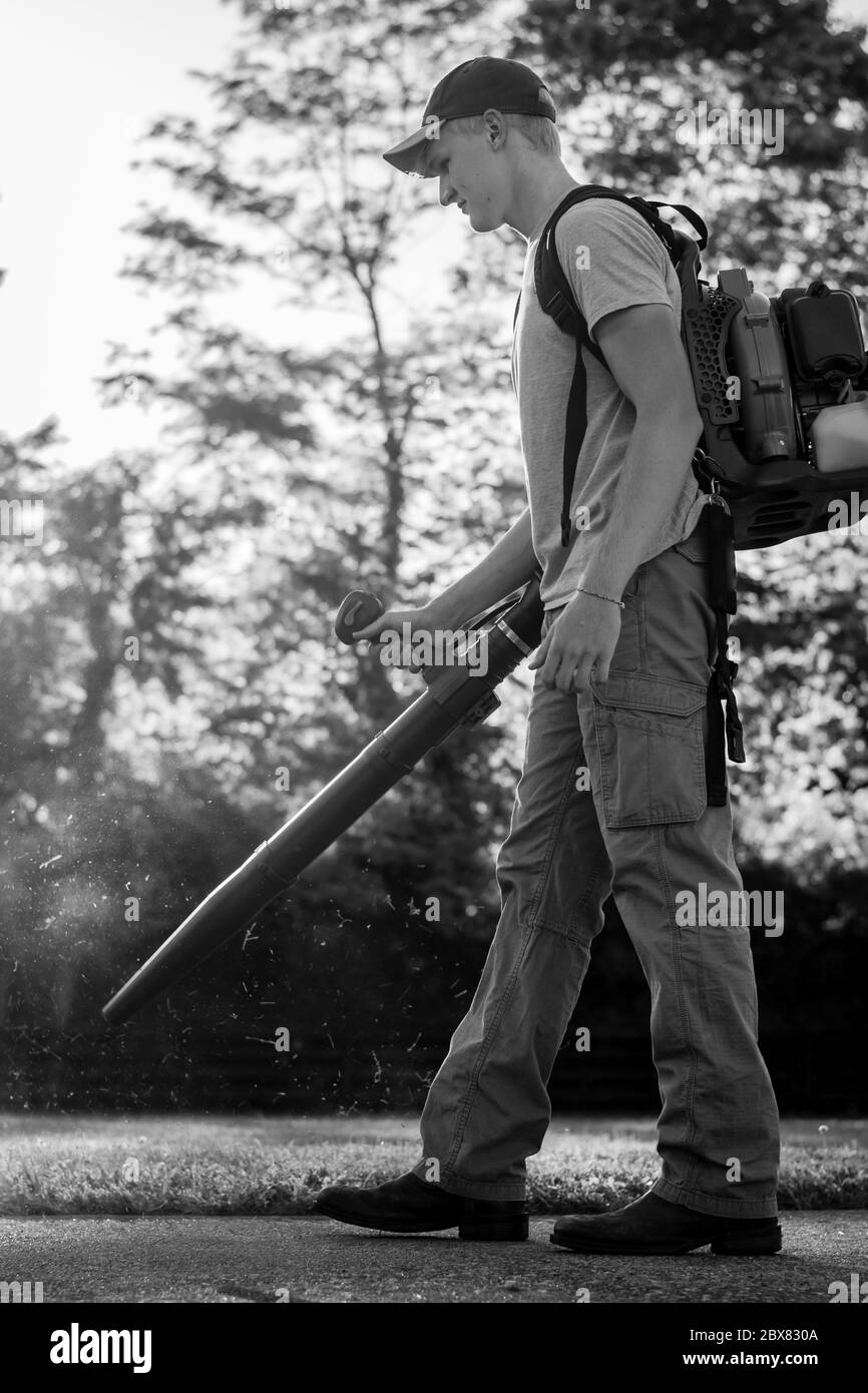 Uomo caucasico che usa la soffiante a foglia di zaino in Kentucky Foto Stock