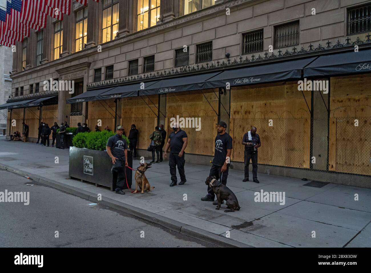 NEW YORK, NY - GIUGNO 03: La famosa Saks Fifth Avenue prepara per più saccheggio con la catena di collegamento recinzione sopra le finestre a bordo e le guardie di sicurezza e d Foto Stock