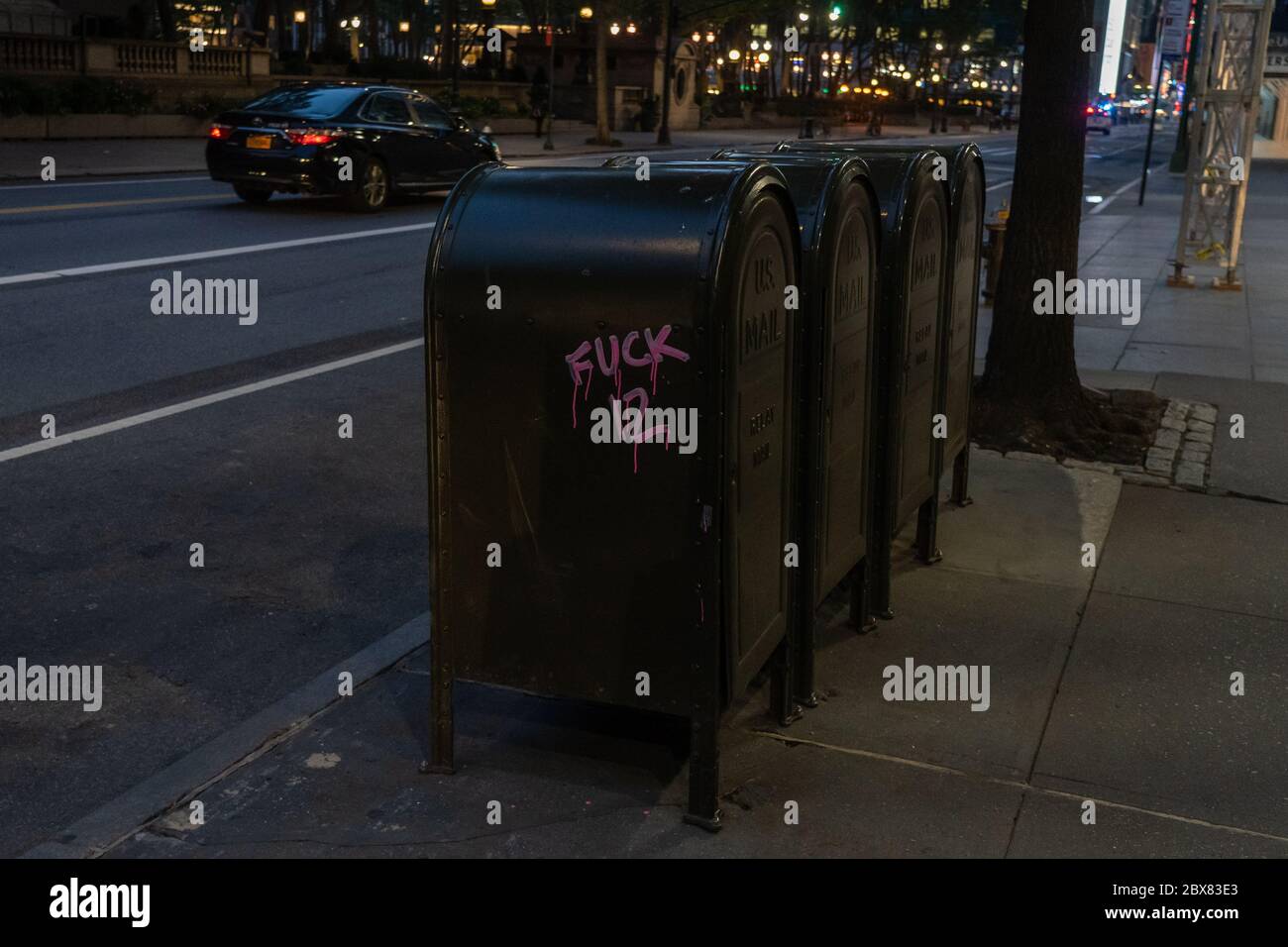 NEW YORK, NY - GIUGNO 03: Le caselle postali contrassegnate con graffiti anti-polizia sono viste sulla 42nd Street il 03 Giugno 2020 a New York City. Foto Stock