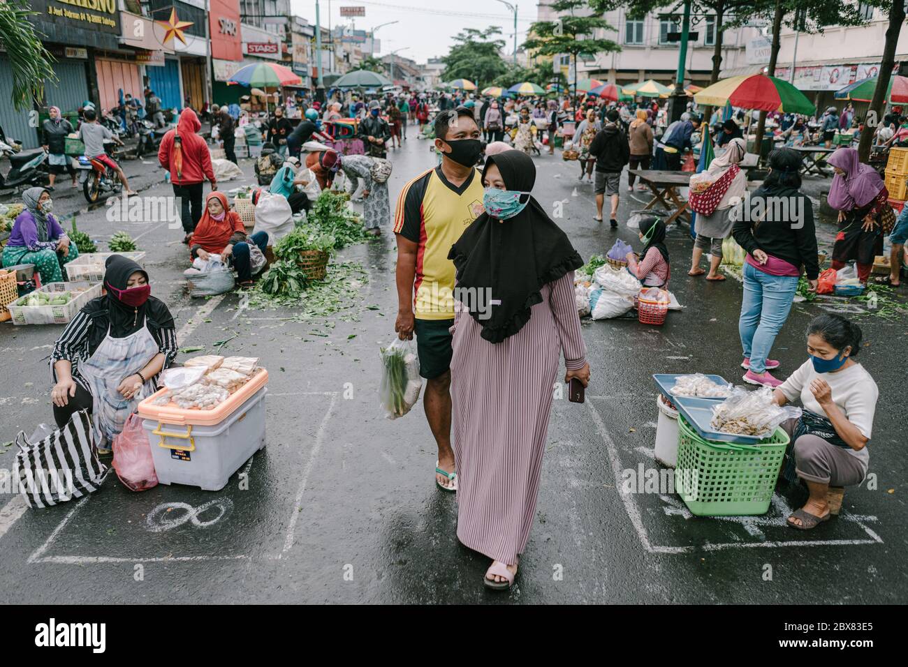 Distanza fisica nel mercato tradizionale della città di Salatiga Foto Stock