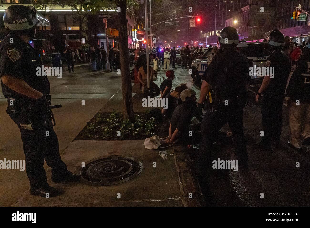 NEW YORK, NY - GIUGNO 03: I manifestanti in manica siedono sul marciapiede mentre le dimostrazioni continuano a Manhattan sull'uccisione di George Floyd da parte di una Minneapolis Foto Stock