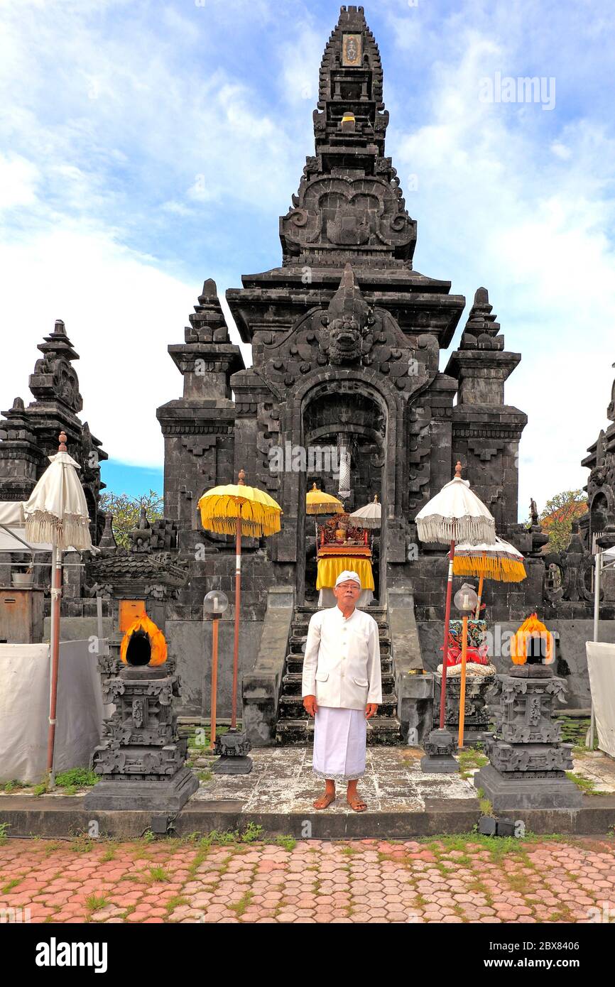 Sacerdote al tempio pura Agung Jagatnatha. Singaraja, Buleleng. Bali, Indonesia Foto Stock