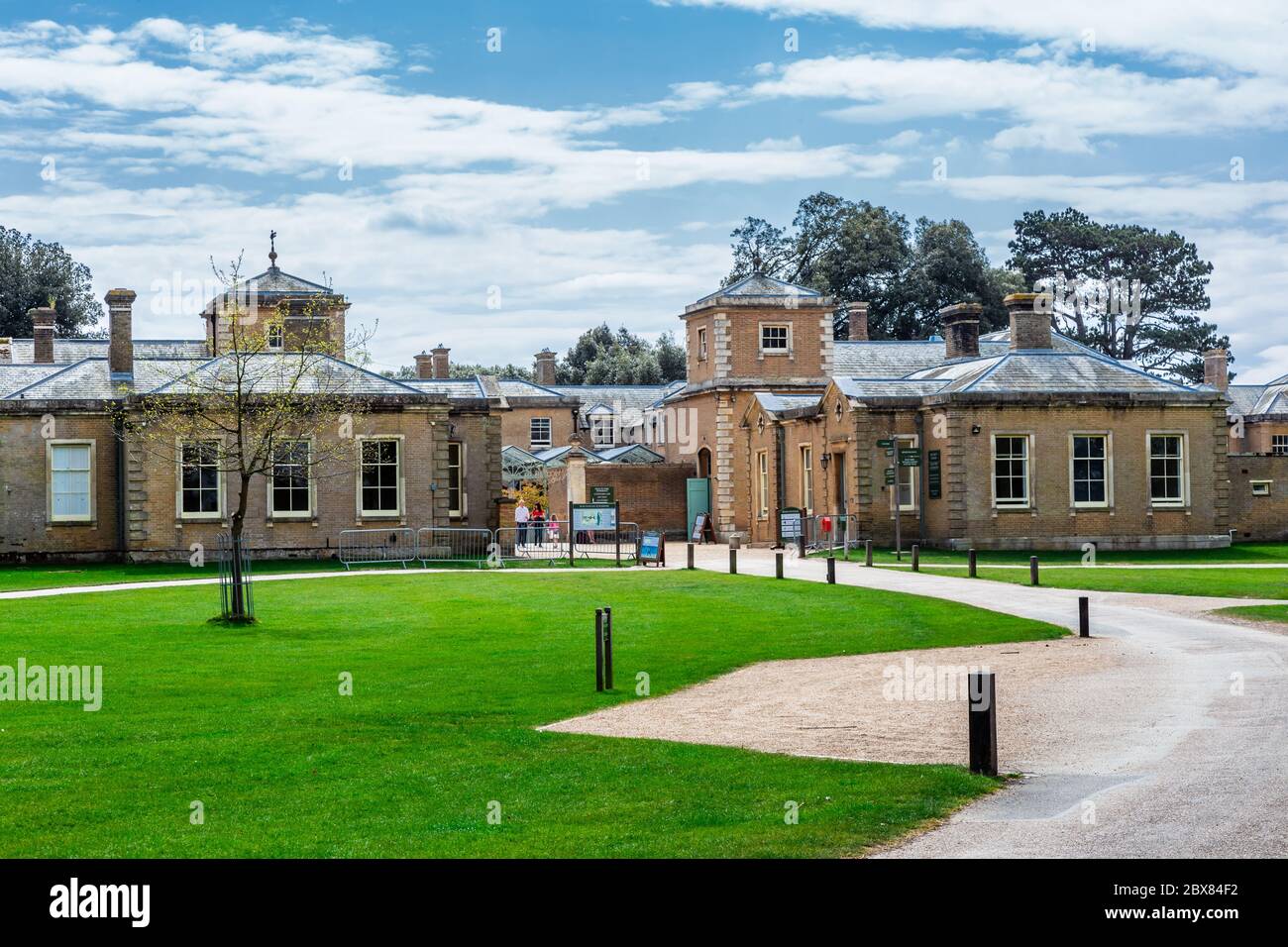 Holkham, Norfolk, Inghilterra, 23 aprile 2019: Centro visitatori di Holkham Hall. Holkham Hall è una casa di campagna del XVIII secolo. Foto Stock