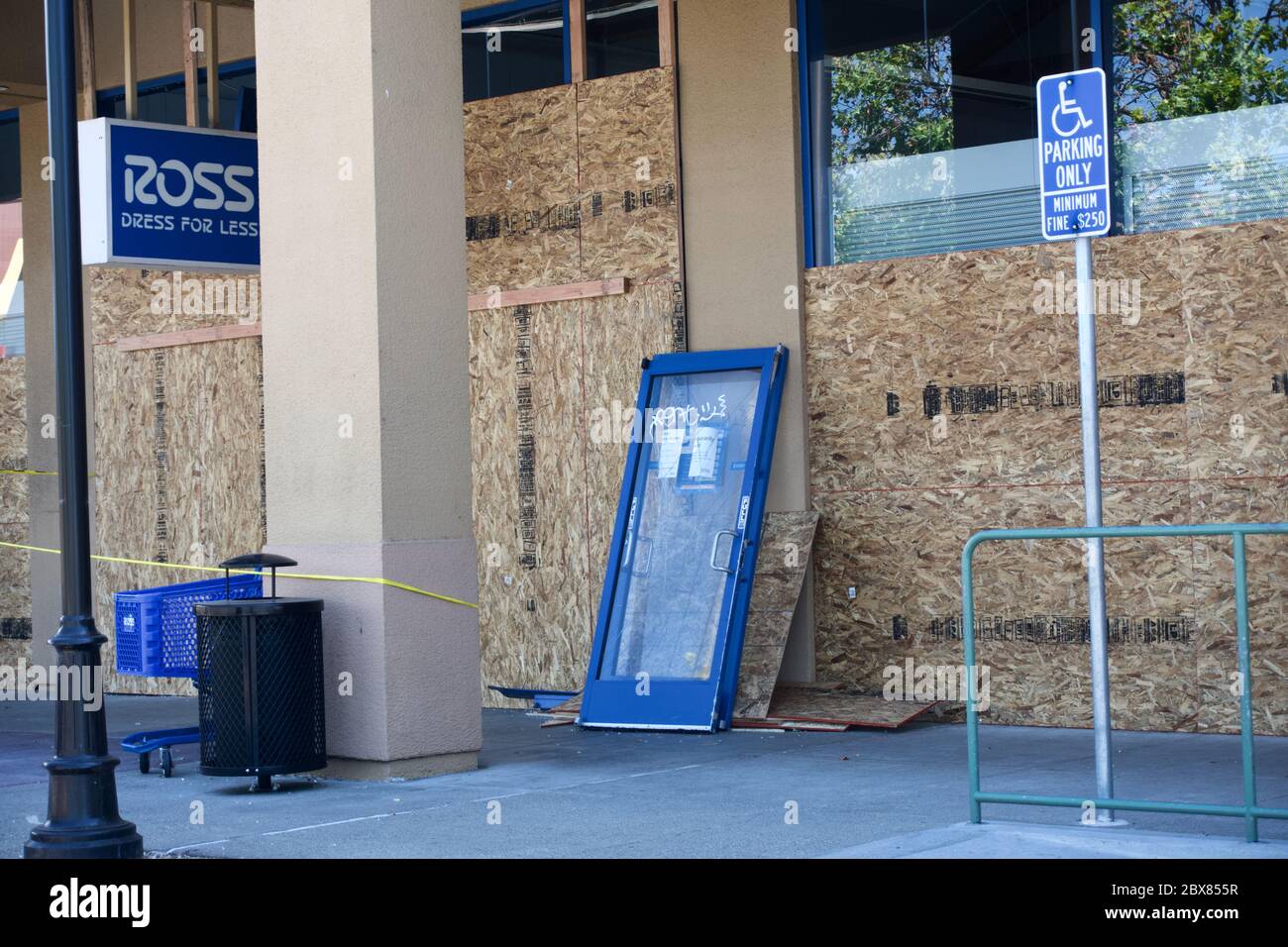 Finestre e porte saldate fuori cerniere di Ross Dress per meno dopo saccheggio a causa di uccisione di George Floyd. Bay Street Mall, Emeryville, California, Stati Uniti Foto Stock
