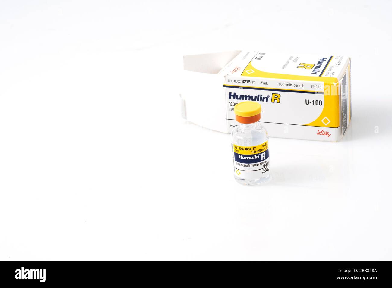 Portland, O maggio 17 2020. Un flaconcino di Humulin R Insulin, un farmaco essenziale per il diabete, su sfondo bianco. Foto Stock