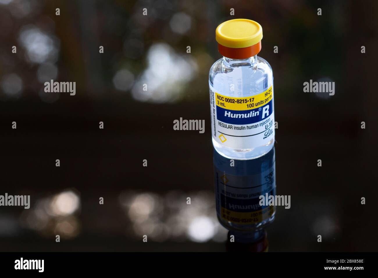 Portland, O marzo 15 2020. Un flaconcino di Humulin R Insulin, un farmaco essenziale per il diabete, su sfondo scuro. Foto Stock