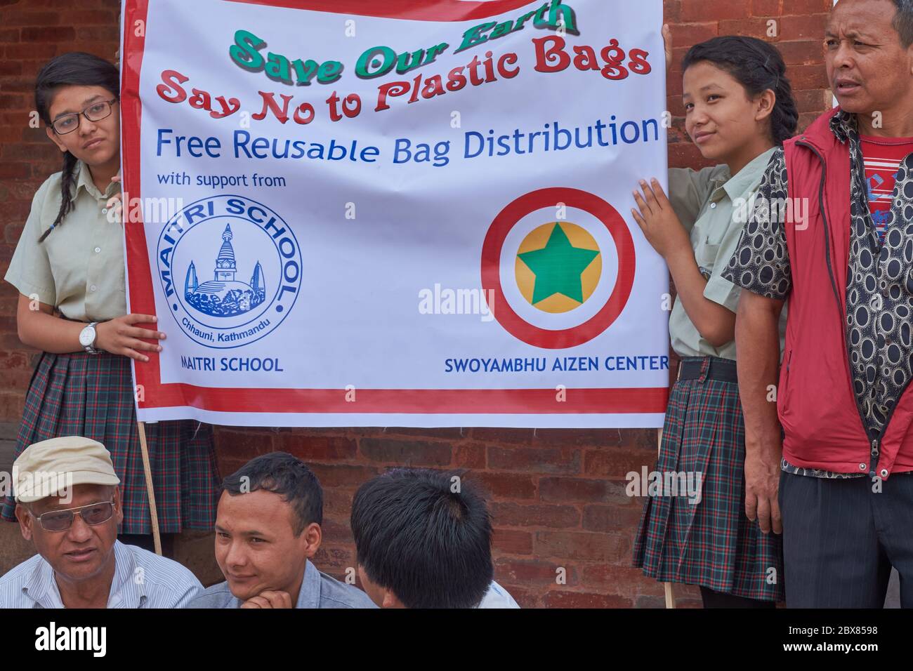 Alunni e altri cittadini in una dimostrazione contro l'uso di sacchetti di plastica e per un ambiente pulito; Kathmandu, Nepal Foto Stock