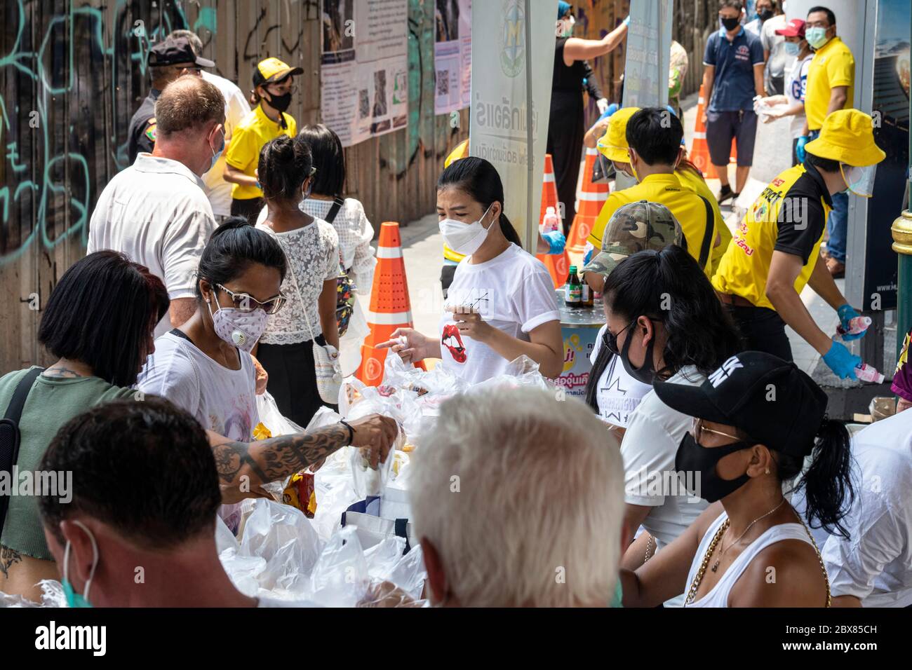 Volontari che danno cibo libero alle persone povere in banca alimentare durante la pandemia di Covid, Bangkok, Thailandia Foto Stock