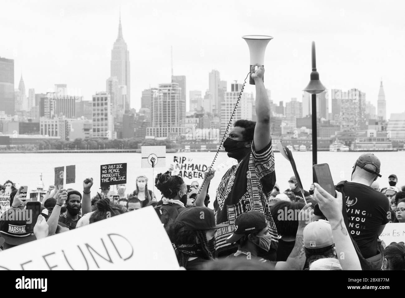 Hoboken, NJ / USA - 5 giugno 2020: Le vite nere contano una protesta pacifica a Hoboken, New Jersey, per sostenere contro l'anti-razzismo, la brutalità della polizia e la f Foto Stock