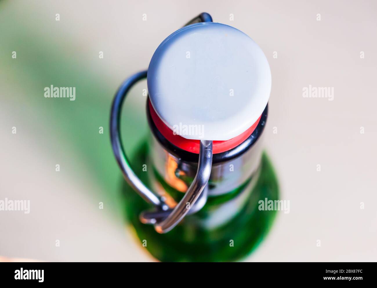 bottiglie vuote in vetro con basculante - primo piano (profondità di campo bassa) Foto Stock