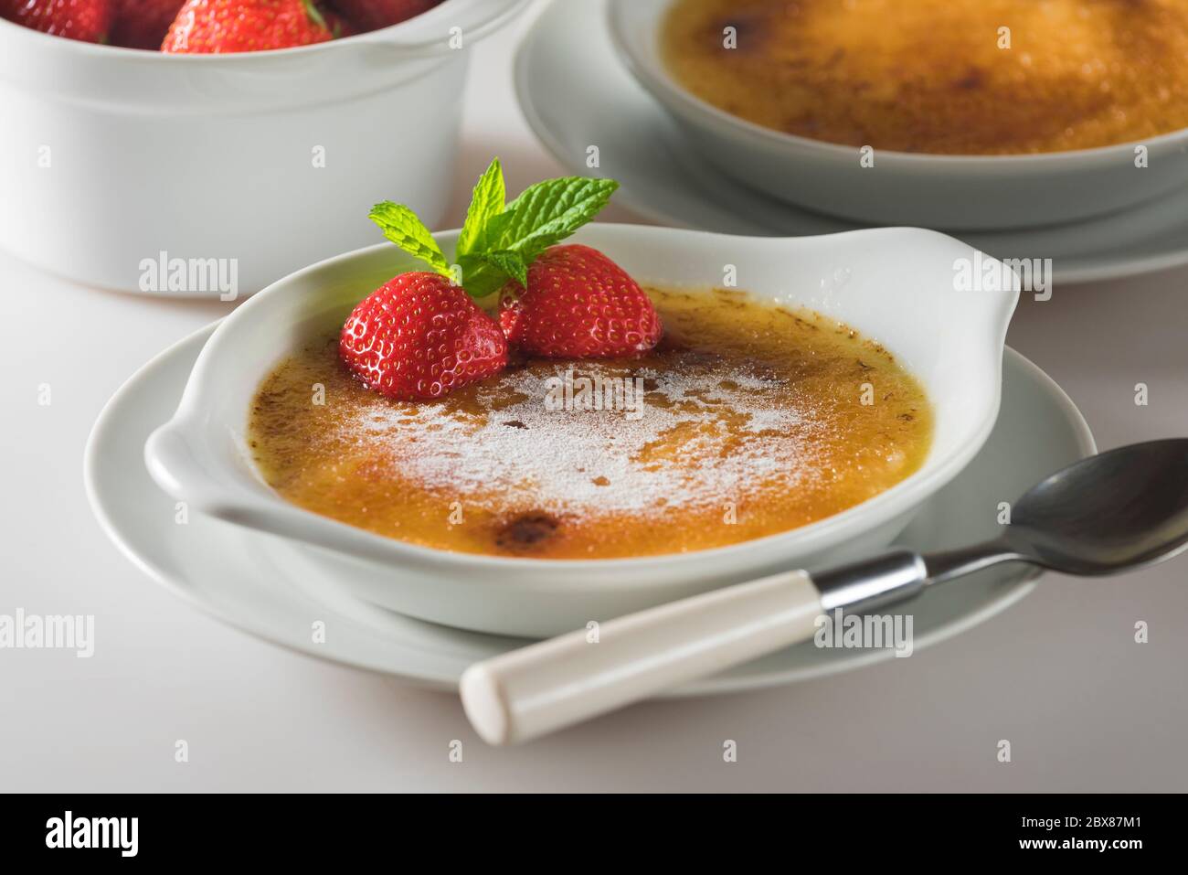 Crème brûlée. Dessert cremoso caramellato. Foto Stock