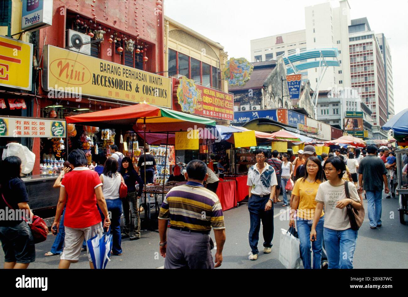 Kuala Lumpur, Malesia. Strade trafficate intorno a Jalan Petaling nel quartiere di Chinatown Foto Stock