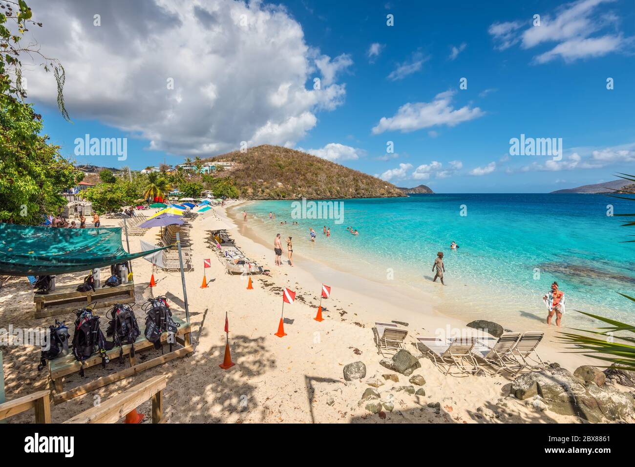 Coki Point, St. Thomas, Isole Vergini statunitensi (USVI) - 30 aprile 2019: Buon posto per i subacquei - la spiaggia tropicale di Coki Point a St Thomas, USVI, C. Foto Stock