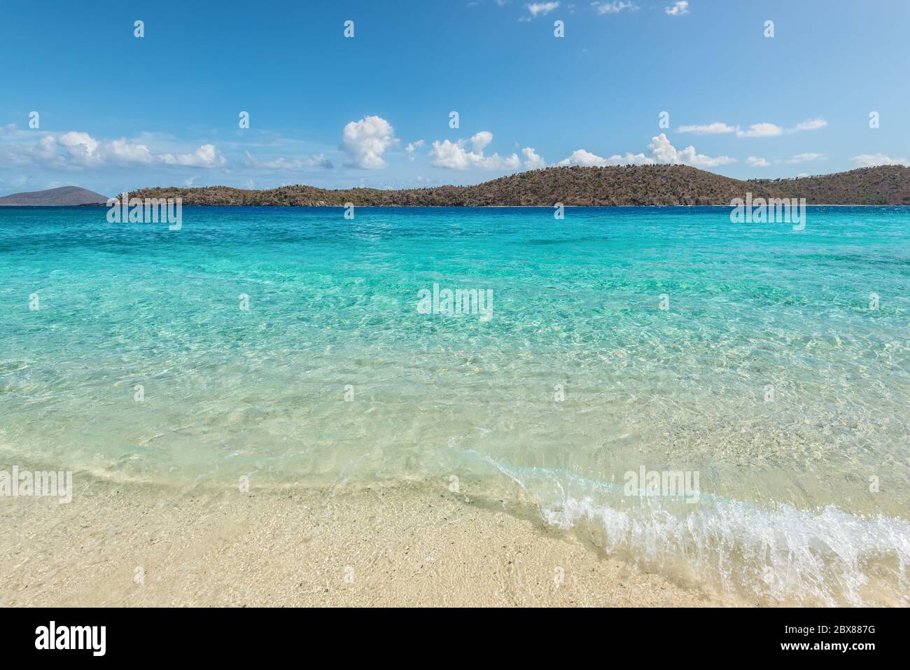 Coki Point Beach e l'isola di Thatch Cay sullo sfondo di St Thomas, USVI, Caraibi. Concetto di viaggio per le vacanze estive. Foto Stock