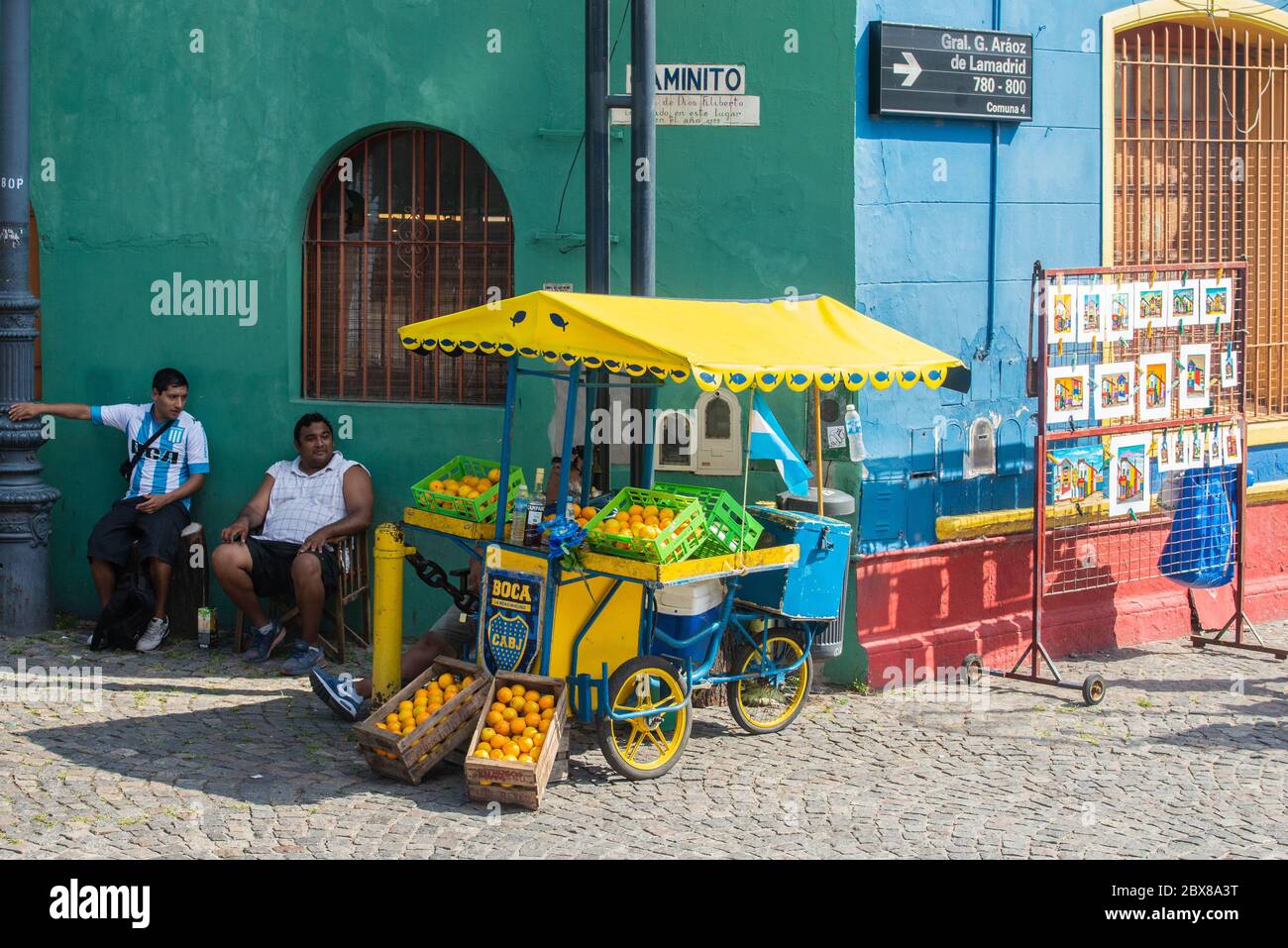 Colori luminosi di via Caminito nel quartiere la Boca, il più antico quartiere operaio di Buenos Aires, Argentina. Caminito art Street Foto Stock