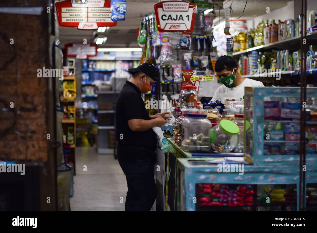 Clienti in negozio di alimentari durante l'epidemia di coronavirus in Colombia Foto Stock