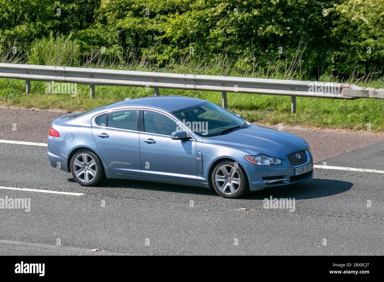 Jaguar XF Luxury D V6 2008 britannica A 4 porte, V6 2720 cc 24 v bicolore berlina diesel quattro porte, Luxury automatico a velocità sostenuta sull'autostrada M6, Regno Unito Foto Stock