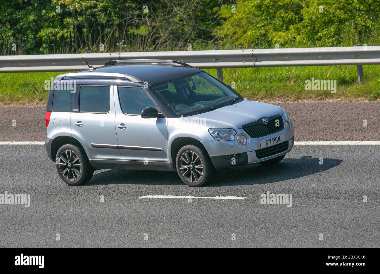 2013 Silver Škoda Yeti Adventure TDI CR 4X4; veicoli veicolari, auto che guidano veicoli su strade del Regno Unito, motori, motori sull'autostrada M6 Foto Stock