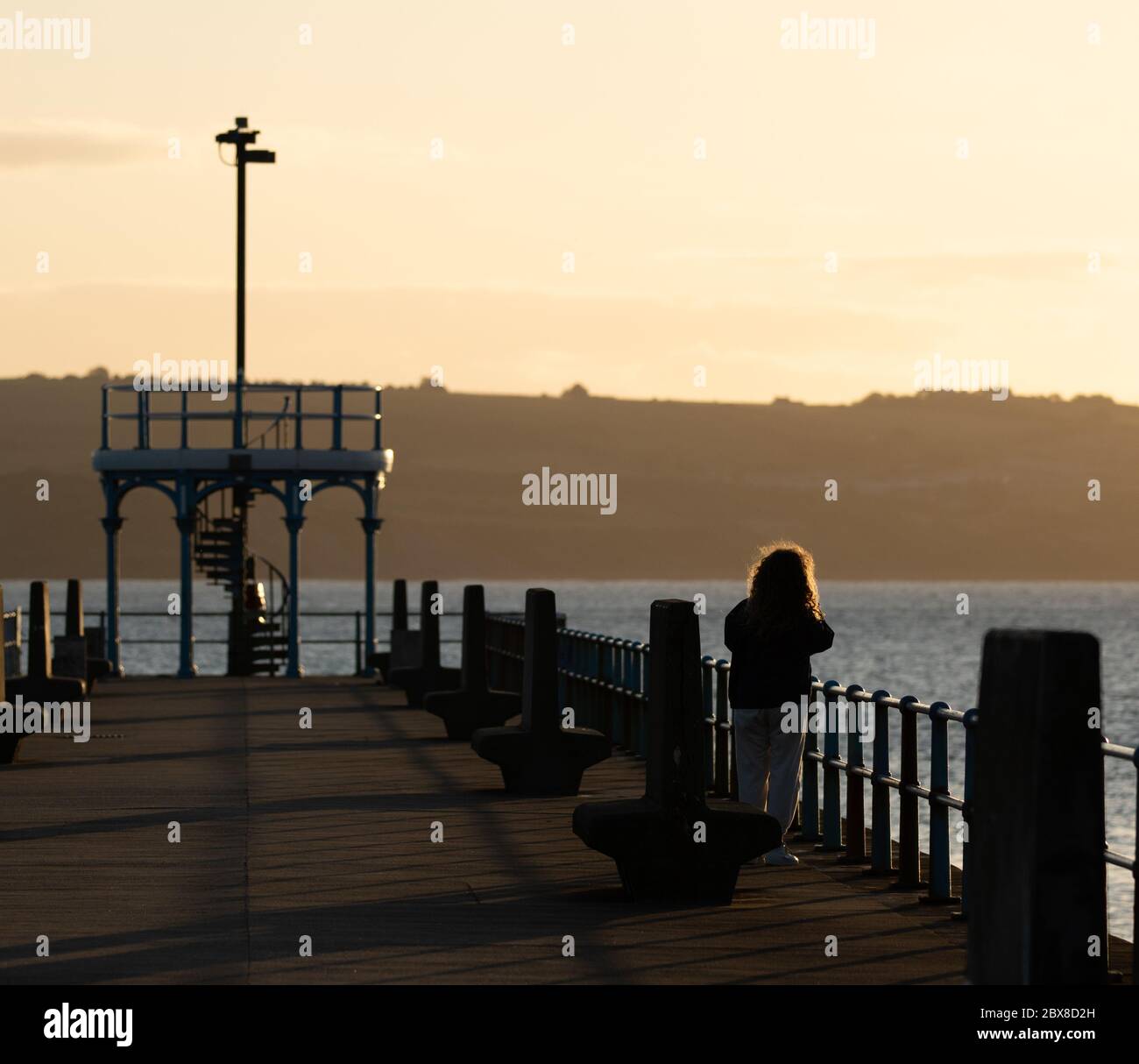 Weymouth, Regno Unito. 6 Giugno 2020. L'alba della mattina presto si innalora sullo Stone Pier a Weymouth Bay. Foto Stock