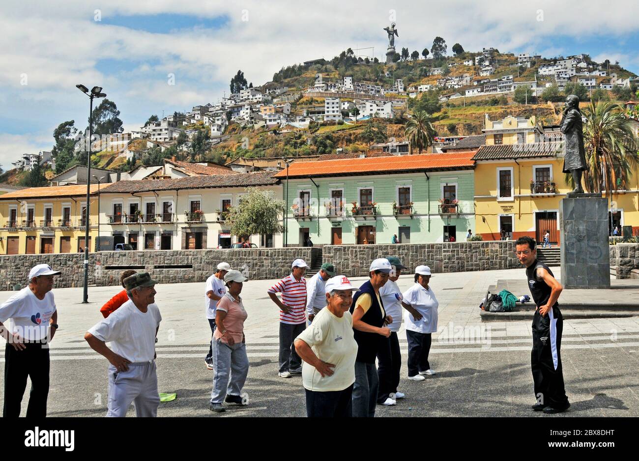 Corso di streatching per anziani nel quartiere storico di Quito, Ecuador Foto Stock